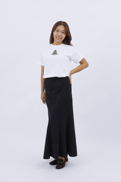 Full-body front view of the model wearing the "Kamakura Daibutsu" T-shirt and long black skirt.