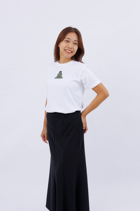Side view of the woman wearing the "Kamakura Daibutsu" T-shirt and black skirt, posing with one hand on her hip.