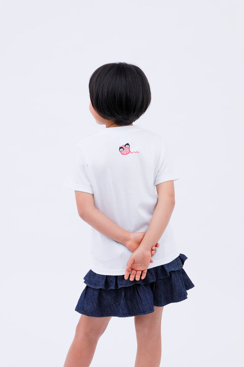 Rear view of the child wearing the "Sumo Wrestler & Ayatori" T-shirt and skirt, standing straight.