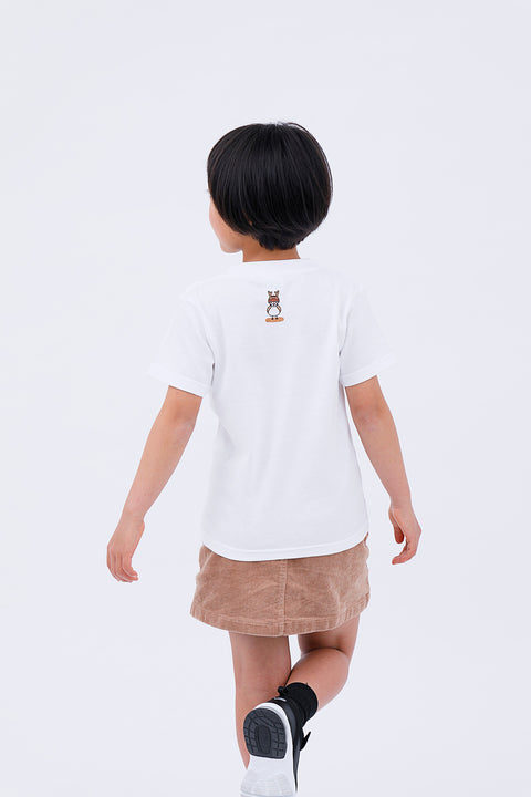 Rear view of the child wearing the "Sparrow in Love" T-shirt and skirt, standing straight.