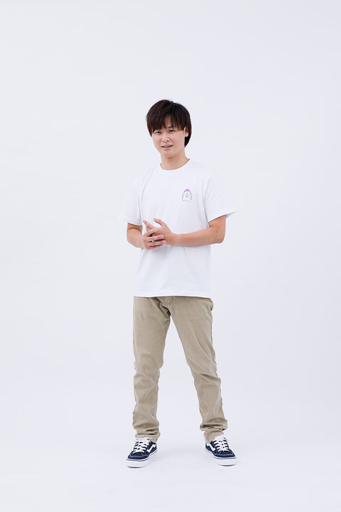 Front view of male model wearing white T-shirt "Daibutsu & Rahotsu" standing with arms crossed