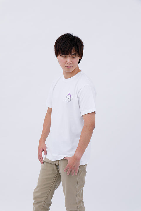 Side pose of male model wearing white T-shirt "Daibutsu & Rahotsu"