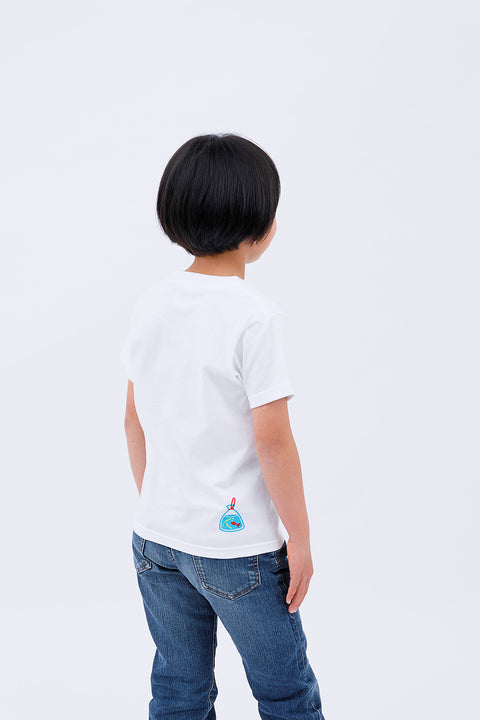 Rear view of the child wearing the "Kingyo Sukui" T-shirt and jeans, standing straight.
