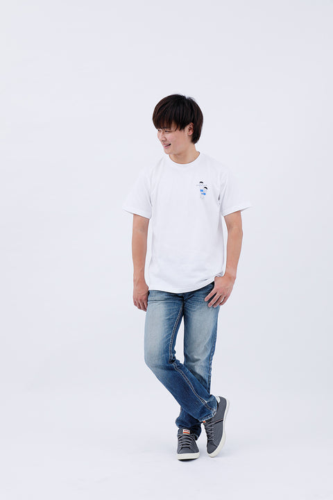 Front view of male model wearing white T-shirt "Kumitaiso" and jeans