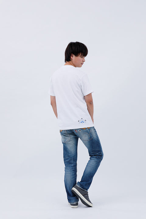 Side pose of male model wearing white T-shirt "Kumitaiso" and jeans