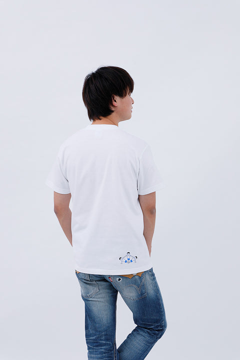 Angled back view of male model wearing white T-shirt "Kumitaiso"