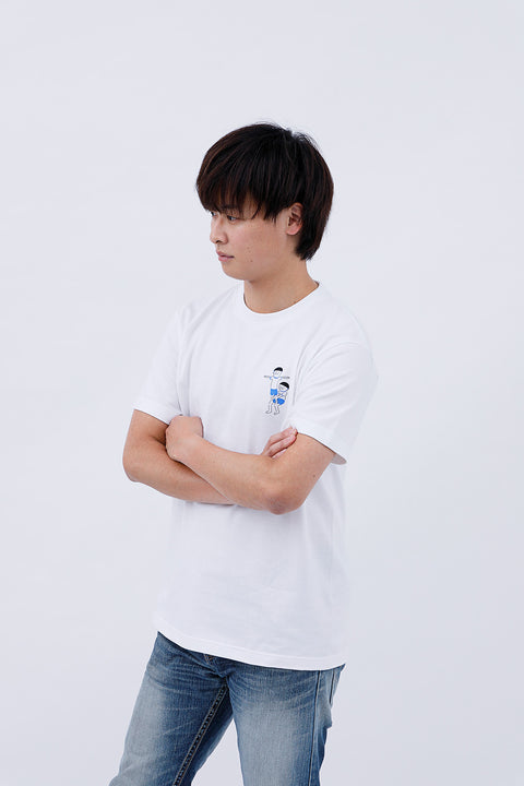 Front view of male model wearing white T-shirt "Kumitaiso" with arms crossed